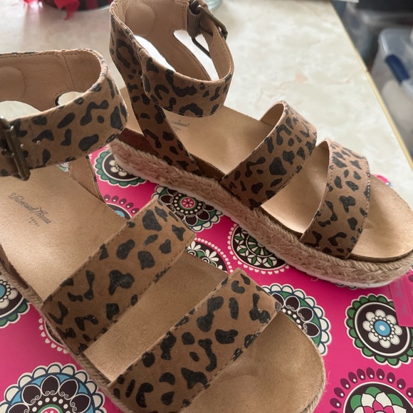 GUC Universal Thread Goods Co. Platform Sandals in Animal Print! - Picture 2 of 6